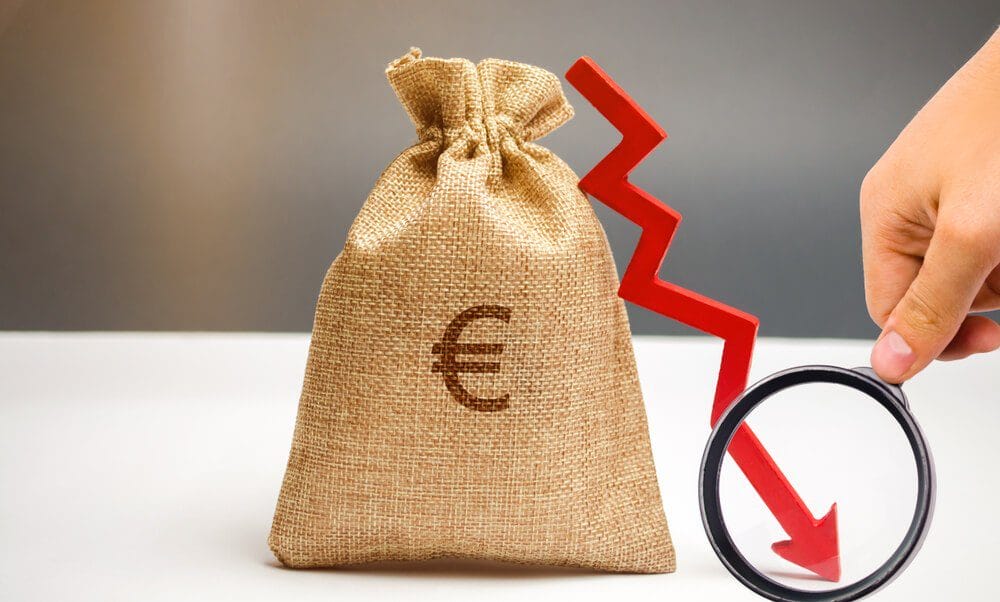 EURUSD remains lower as US Dollar moves higher EURUSD remains lower as US Dollar moves higher