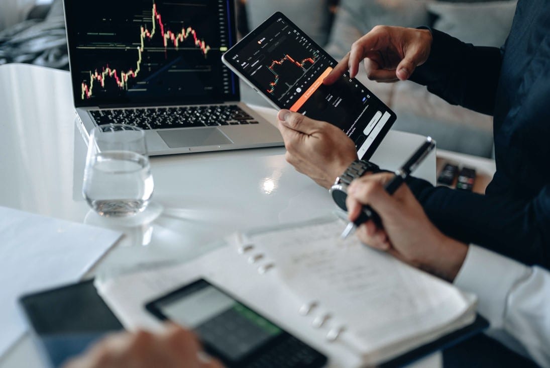 forex analyst tracking their trading progress
